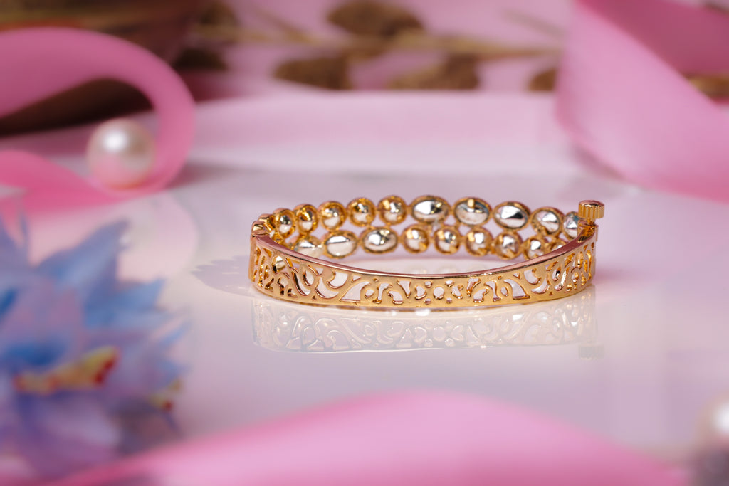 Elegant Gold Bracelet with Emerald and Crystal Accents